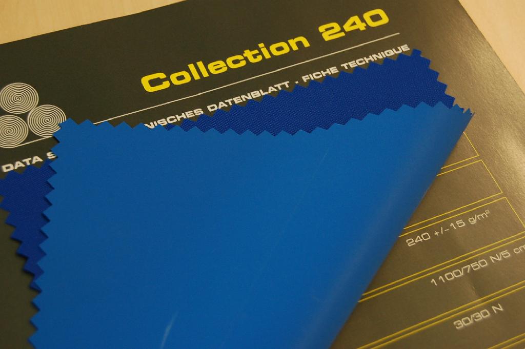 Weefsel met een deklaag van rubber. De deklaag is met het blote oog zichtbaar. Het gewicht bedraagt ongeveer 243 gr p/m2. Het product wordt – volgens opgave – ondermeer toegepast voor maritieme doeleinden en aangeboden op rollen met een breedte van ongeveer 150 cm.