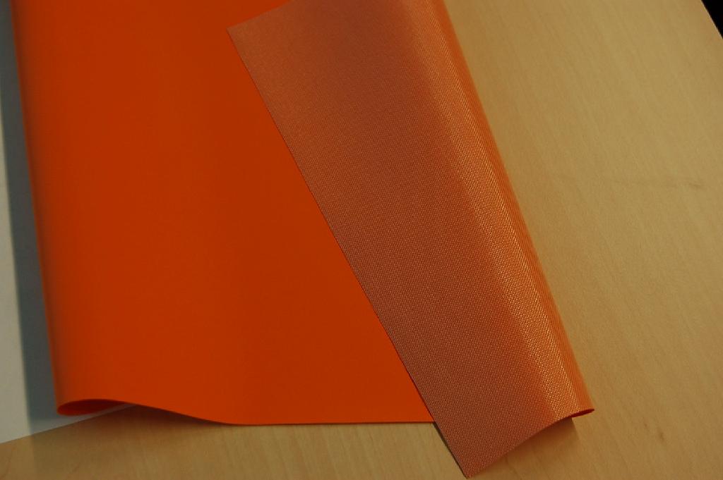 Weefsel met een deklaag van rubber. De deklaag is met het blote oog zichtbaar. Het gewicht bedraagt ongeveer 227 gr p/m2. Het product wordt – volgens opgave - toegepast voor maritieme doeleinden (tentdoek voor reddingsvlotten) en aangeboden op rollen met een breedte van ongeveer 150 cm.