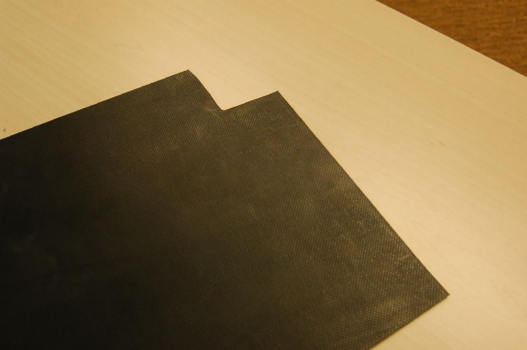 Weefsel met aan beide zijden een deklaag van rubber. De deklaag is met het blote oog zichtbaar. Het gewicht bedraagt ongeveer 1019 gr p/m2. Het product wordt – volgens opgave - toegepast voor maritieme doeleinden en aangeboden op rollen met een breedte van ongeveer 150 cm.