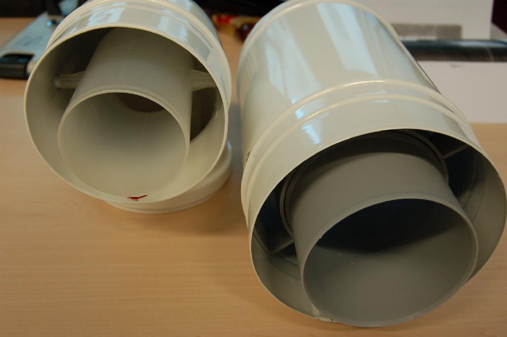Een samengesteld artikel bestaande uit zowel een afvoerpijp als een bocht met een buitenkant van aluminium en een binnenwerk van kunststof. Het buissysteem zorgt ervoor dat het rookgas van de Centrale Verwarmingsketel wordt afgevoerd en dat de luchttoevoer voor de verbranding wordt geregeld.