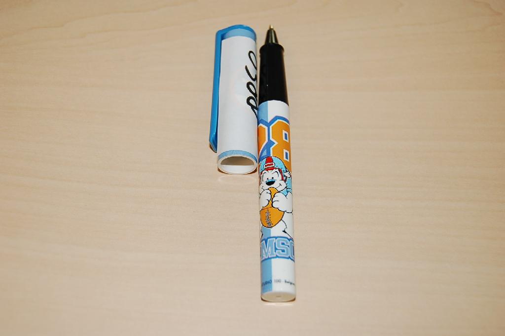 Een kogelpen in een behuizing van kunststof, navulbaar. De afsluitdop is voorzien van een bevestigingsklem. Op de kunststof behuizing is een fantasie print aangebracht.