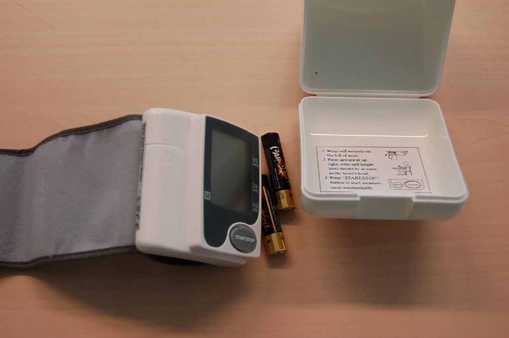 Een medisch apparaat zijnde een elektrische bloeddrukmeter (voor de pols) met ondermeer de volgende kenmerken:
- meting van boven- en onderdruk alsmede de hartslag;
- geplaatst in een behuizing van voorgevormde kunststof en voorzien van een polsband van textiel;
- werkend op 2 meegeleverde AAA batterijen;   
- met een digitaal afleesscherm en start/uit knop. 
Het apparaat is opgemaakt voor de verkoop in het klein en verpakt in een kunststof doosje tezamen met een gebruiksaanwijzing.
