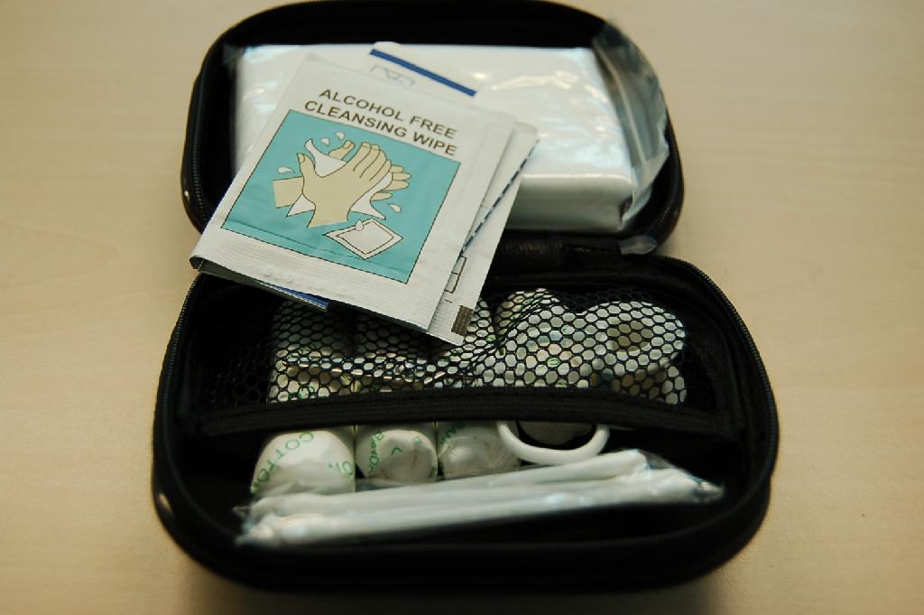 Een reisassortiment “voor eerste hulp bij ongelukken” bestaande uit een schaartje, zes wattenstaafjes, rolletje tape, vijf pleisters, 3 rolletjes gaas, 2 zakjes alcohol doekjes en een rolletje watten.
Het geheel is verpakt in een etui met een ritssluiting.