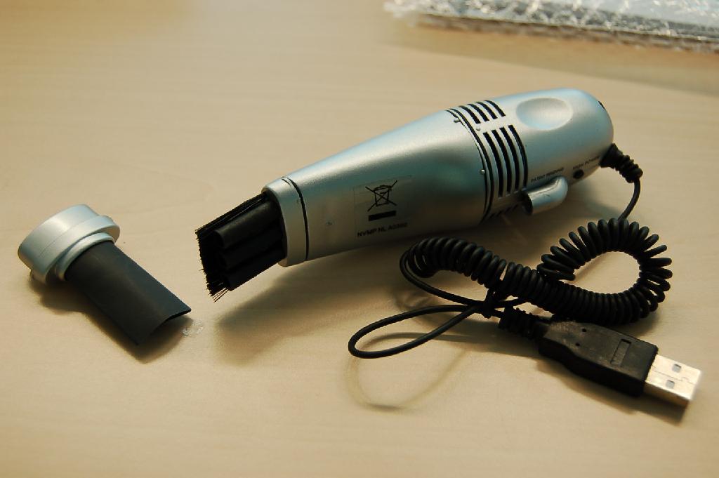 Een zogenaamde “USB stofzuiger” voorzien van verlichting met ondermeer de volgende kenmerken:
- geplaatst in een behuizing van voorgevormde kunststof;
- voorzien van een usb aansluitstekker;
- een vermogen van < dan 1500 Watt;
- een stofreservoir van < dan 20 liter;
- met een ingebouwde elektromotor;
- voorzien van een lampje;
- met 2 verschillende opzetstukjes;
- met een gebruiksaanwijzing.
De kenmerkende hoofdfunctie van het apparaat wordt bepaald door de stofzuiger. Het apparaat is opgemaakt voor verkoop in het klein en verpakt in een kartonnen doosje.