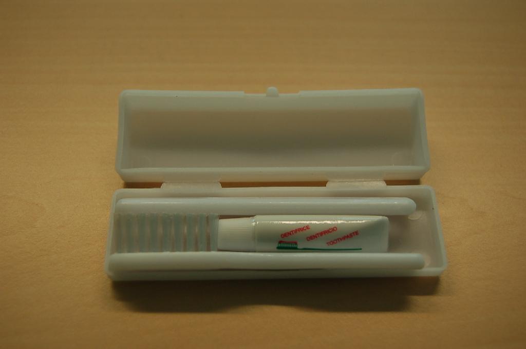 Een reissetje bestaande uit een tandenborstel (in twee delen) en een kleine tube tandpasta.
Het geheel is opgemaakt voor de verkoop in het klein en verpakt in een kunststof doosje.
Het wezenlijk karakter wordt bepaald door de tandenborstel.