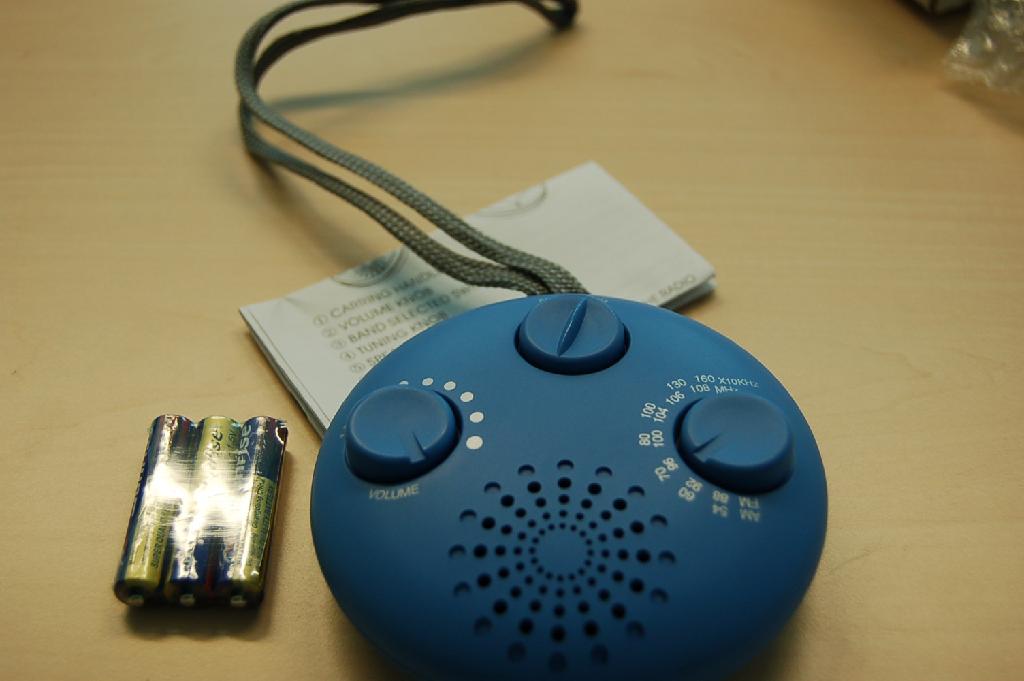 Een ontvangtoestel voor radio omroep speciaal vervaardigd voor gebruik in de badkamer.
Het apparaat heeft ondermeer de volgende kenmerken:
- een ronde behuizing van kunststof;
- een batterij compartiment aan de achterzijde voor drie AAA 
  batterijen;
- drie bedieningsknoppen en een luidspreker aan de voorzijde;
- voorzien van een ophangkoordje van textiel;
- een diameter van ongeveer 10 cm.
De radio is opgemaakt voor de verkoop in het klein en verpakt in een kartonnen doosje tezamen met drie AAA batterijen en een gebruiksaanwijzing.