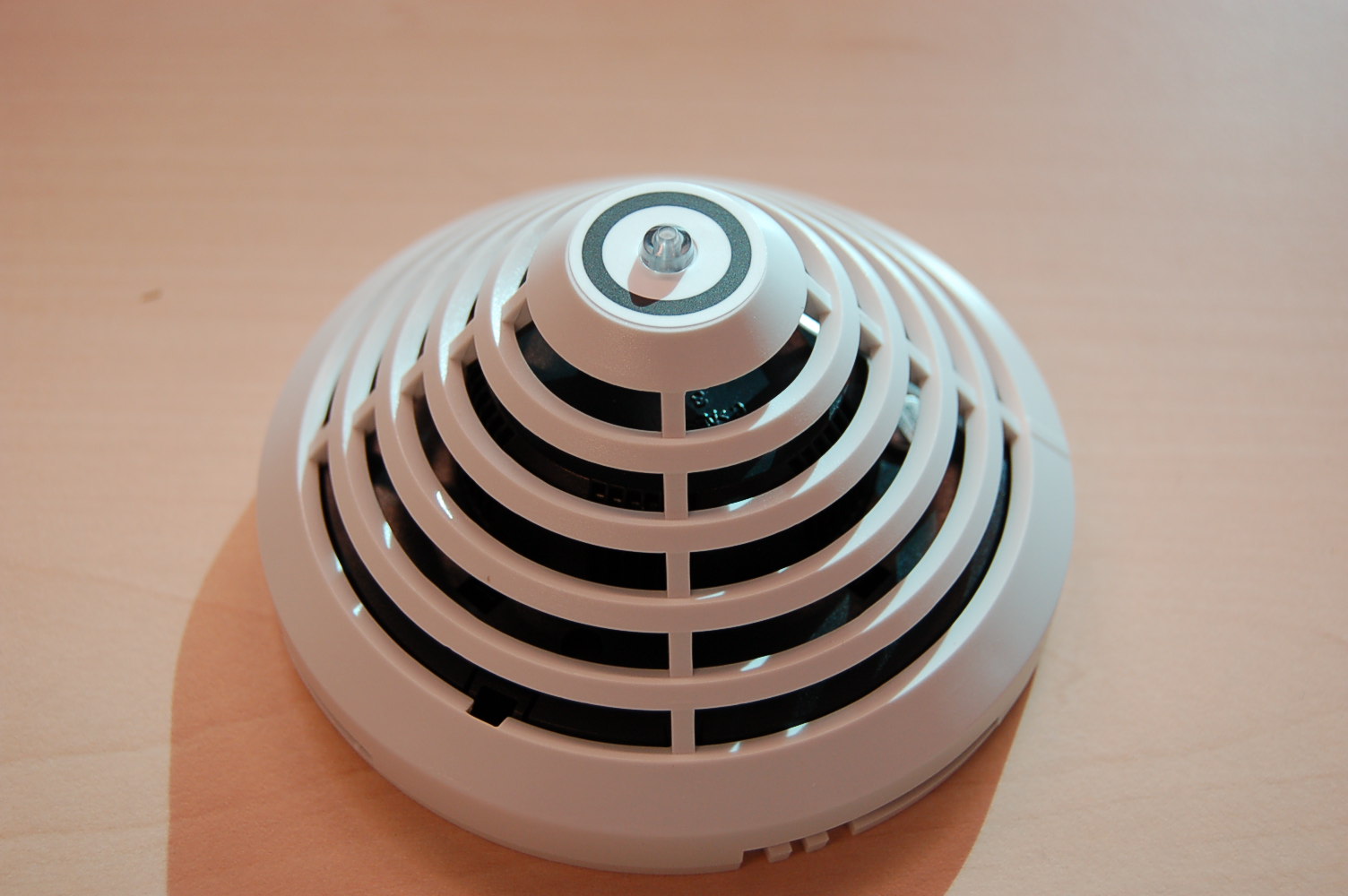 Een zogenoemde Magic.sens automatic LSN Fire detector zijnde een brandmelder met onder andere de volgende (uiterlijke) kenmerken:
- voor een spanning van 15 tot 33 Volt;
- met een zogenoemde optical sensor zijnde een rook sensor;
- met een zogenoemde thermal sensor zijnde een temperatuur sensor;
- een behuizing van kunststof;
- afmetingen met behuizing van ongeveer 120 x 63,5 mm;
- een gewicht van ongeveer 75 gram.
De brandmelder maakt deel uit van een zogenoemde local security network system.