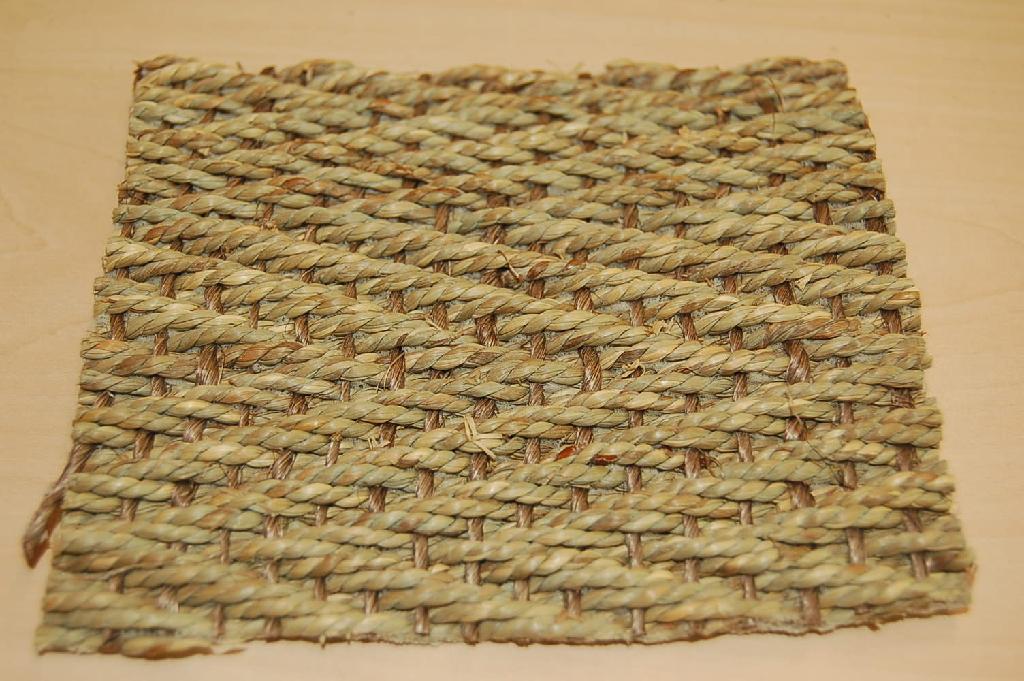 Tapijt van gedroogd zeegras. De bovenkant bestaat uit twee parallel naast elkaar getwijnde vlechtstoffen, plat geweven met behulp van een ander getwijnde vlechtstof. Het tapijt is voorzien van een rug (backing) van latex en wordt aangeboden in rollen van ongeveer 4 meter breed en ongeveer 30 meter lang.