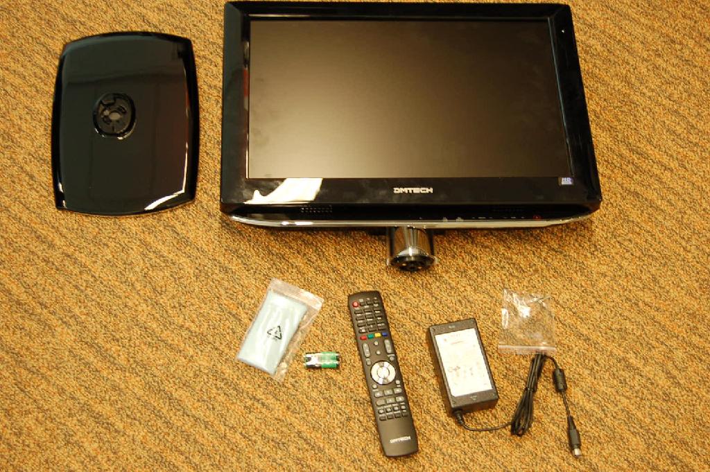 Een breedbeeld kleurenmonitor met vloeibare kristallen (LCD) in een behuizing van voorgevormde kunststof ten behoeve van een ontvangtoestel voor televisie voorzien van ondermeer de volgende uiterlijke en technische kenmerken:
- niet voorzien van een ingebouwde videotuner;
- met aan de rechterzijde een ingebouwde DIVX speler; 
- een LCD paneel van 19";
- met aan de voorzijde luidsprekers, een aan-/uit knop en 
  een infrarood sensor;
- met aan de onderzijde een verstelbaar kunststof voetstuk;
- met aan de achterzijde aansluitingen voor audio/video (component), 
  scart, voeding, HDMI (DVI HDCP), VGA 15 pins en een afdekplaatje 
  voorbereid voor een videotuner;
- met aan de linkerzijde aansluitingen voor een oortelefoon, 
  S-Video, audio/video (tulp).
Het samenstel vertoont de wezenlijke kenmerken van een ontvangtoestel voor kleurentelevisie.