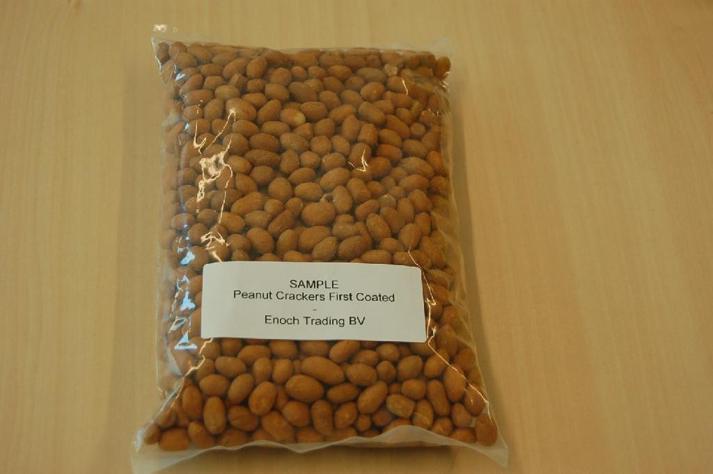 Gebrande noten met een dun laagje meel gedrageerd met maissiroop, met onder meer de volgende kenmerken:
- in de vorm van pinda’s;
- gecoat;
- een verpakking met een netto-inhoud van meer dan 1 kg.
De deeglaag bepaalt gelet op de geringe dikte niet het wezenlijk karakter van dit product.