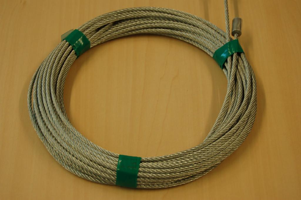 Een kabel van verzinkt staal, met een dwarsdoorsnede van 4 mm. en lengtes van ongeveer 6000 tot 20000 mm. Eén uiteinde is voorzien van een eind klem van aluminium. -Volgens opgave– is het product niet afkomstig uit Marokko of Moldavie.