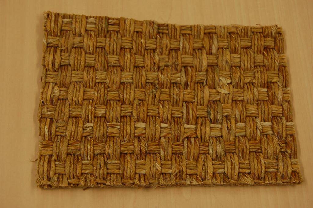 Een tapijt van vlechtstoffen met onder meer de volgende kenmerken:
- van 100% gedroogd berggras;
- een bovenkant van vier naast elkaar getwijnde vlechtstoffen;
- bijeengehouden door vier andere getwijnde vlechtstoffen;
- gelijmd op een onderkant (rug) van latex.
Het tapijt wordt aangeboden op rollen van 4 meter breed en een lengte variërend van 25 tot 40 meter.