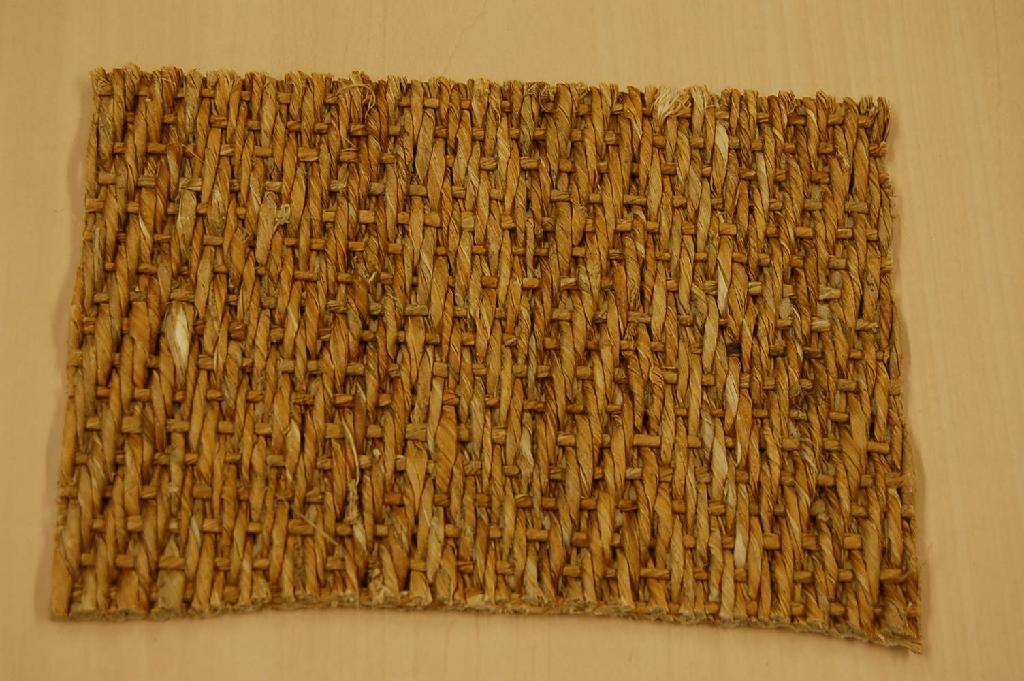 Een tapijt van vlechtstoffen met onder meer de volgende kenmerken:
- van 100% gedroogd berggras;
- een bovenkant van banen diagonaal naast elkaar getwijnde vlechtstoffen;
- bijeengehouden door getwijnde dwarsbindingen;
- met decoratieve effecten;
- visgraatmodel;
- gelijmd op een onderkant (rug) van latex.
Het tapijt wordt aangeboden op rollen van 4 meter breed en een lengte variërend van 25 tot 40 meter.