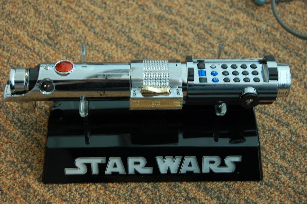 Een videofoonset, bestaande uit de volgende items:
- een draadloze webcam in de vorm van een Starwars™ R2D2™ robot;
- een USB telefoon en afstandsbediening voor de robot in de vorm van 
  een zogenoemd "lichtzwaard" die met behulp van een USB kabel moet 
  worden aangesloten op een automatische gegevensverwerkende
  machine. Het zwaard is voorzien van bedieningknoppen en LED voor 
  het "lasereffect".
- een houder voor het lichtzwaard voorzien van licht en 
  geluidseffecten;
- benodigde kabels, installatiesoftware, batterijen en 
  gebruikershandleiding.
De webcam en de USB telefoon vormen tezamen de welbepaalde functie van een videofoontoestel als genoemd in GN 8517. Voor de Starwars™ R2D2™ DVD projector is separaat een BTI afgegeven onder nummer NL-RTD-2008-001119.