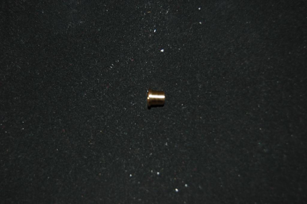 Een buisje of pijpje, zijnde een hol product van koper met kraag dienende als een soort sluitring. De zogenoemde "zoomroller" is bestemd voor het vastzetten van een schroef voor een lens van een televisiecamera en is te onderkennen als een deel voor algemeen gebruik als bedoeld in afdeling XV.