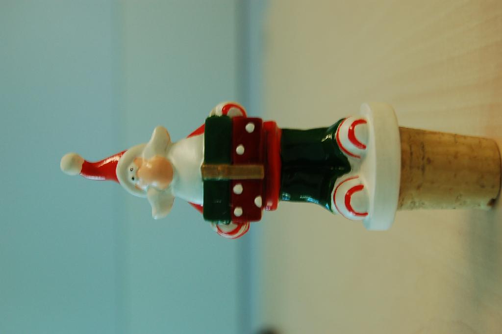 Een zogenaamde flessenstop in de vorm van een kurk met daarop bevestigd een kerstmannetje van kunststof. 
Het artikel is opgemaakt voor de verkoop in het klein en verpakt in een kartonnen doosje. Het wezenlijk karakter van het samengestelde artikel wordt bepaald door het werkzame deel zijnde de natuurkurk.
