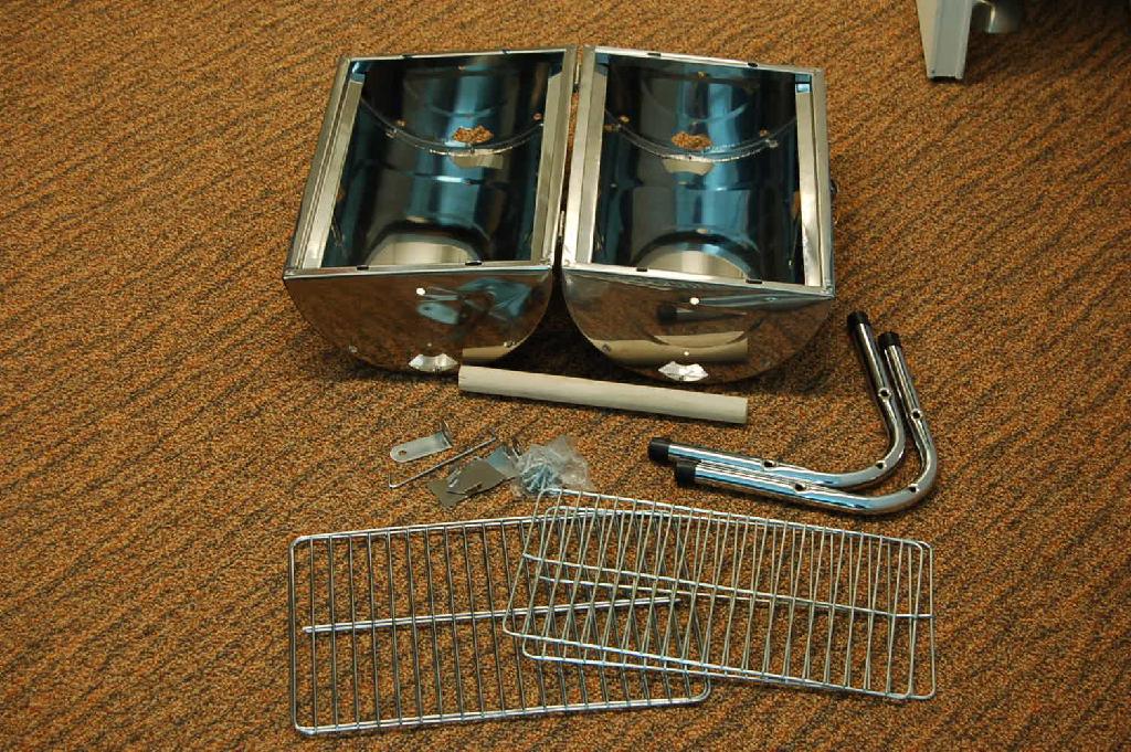 Een barbecue, met ondermeer de volgende kenmerken:
- een 2-delige behuizing van roestvrijstaal, onderling verbonden met 2 schanieren, en afsluitbaar met een       klemmechanisme;
- gesloten heeft de behuizing rechtop een pilaarvorm met de afmetingen van ongeveer (hoogte x diameter) 38 x    25 cm.;
- voorzien van poten van onedel metaal, met een diameter van ongeveer 19 mm.;
- voorzien van 4 losse, verchroomde, roosters;
- voorzien van een handgreep van hout;
- geschikt voor gebruik met houtskool als brandstof.
Het produkt wordt geleverd in niet-gemonteerde staat.