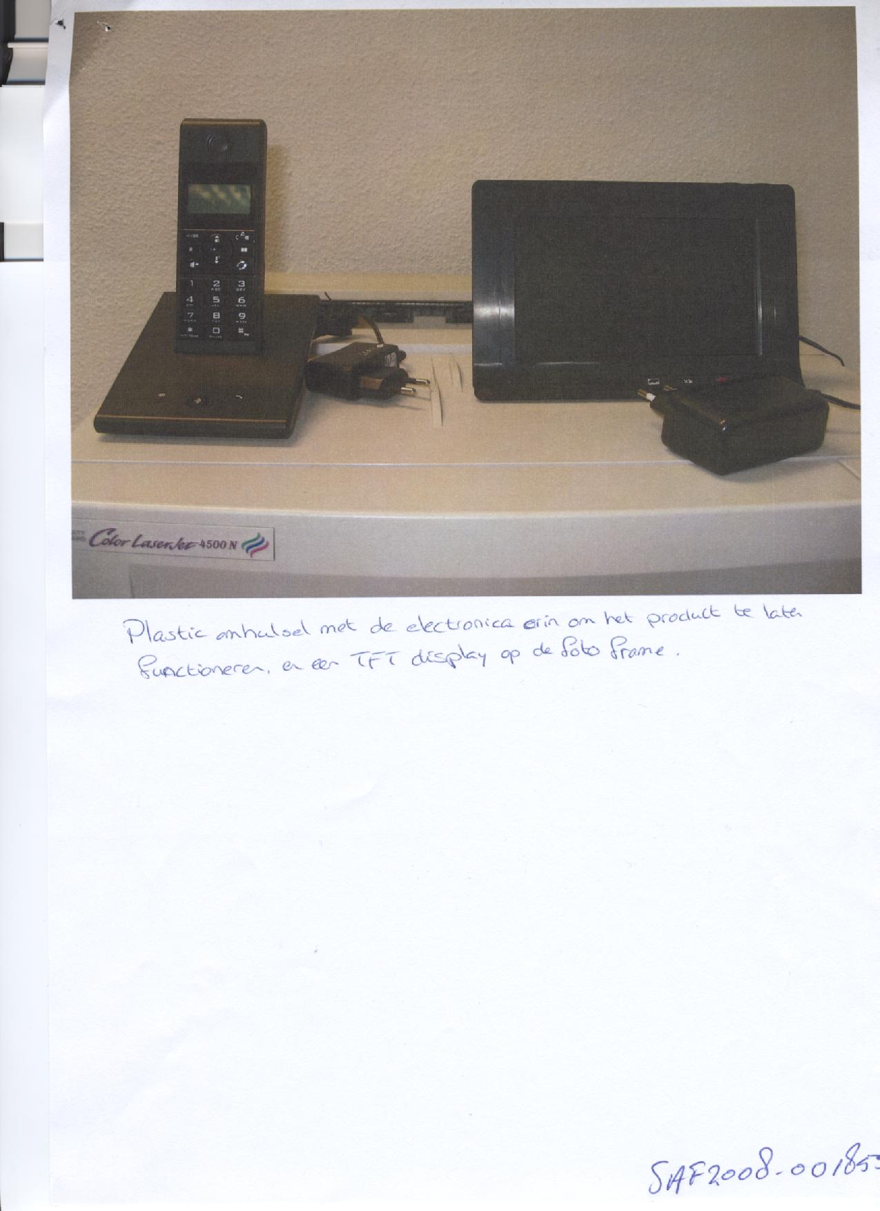 Een zogenoemde “DECT (Digital Enchanged Cordless Telecommunications) Telefoon” bestaande uit een set van een oplaad/basisstation en een draadloze handtelefoon. De handtelefoon is een gecombineerd zend- en ontvangtoestel voor radiofrequentie, gevoedt door een batterij en met ingebouwde kieseenheid.
Het toestel heeft ondermeer de volgende functies:
- nummer weergave met geheugen en terugbelfunctie;
- intercom, doorverbinden en conferentiegesprek;
- draadloos;
- 10-voudige nummerherhaling;
- GAP.
Het oplaad basisstation heeft een rechthoekige vorm, aan de voorzijde controle lampjes en in het midden een uitsparing voor het plaatsen van de handtelefoon. De set is bestemd om gezamenlijk de welbepaalde functie van telefoneren te verrichten zoals bedoeld bij post 8517 van de gecombineerde nomenclatuur. Het geheel is verpakt in een kartonnen doos, tezamen met onder andere een tweetal handleidingen, een tweetal voedingsadapters, een aansluitkabel, batterijen en een digitaal fotolijstje, gereed voor de verkoop in het klein. Voor het digitale fotolijstje is separaat een BTI afgegeven met het kenmerk NL-RTD-2008-002385.