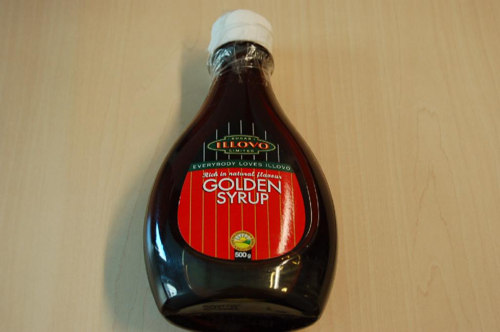 Een suikerstroop, in de vorm van een bruinachtige viskeuze substantie, verpakt in een kunststof fles met schenkdop met een gewicht van 500 gram. Volgens opgave bestaat het product uit pure rietsuiker dat gedeeltelijk is geïnverteerd tot glucose en fructose zonder dat het kleurstoffen bevat.