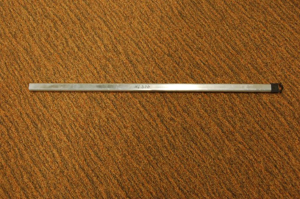 Een ovale buis (holle stang) van gelegeerd aluminium bestemd voor het ophangen van kleding in b.v. een kledingkast. Het artikel heeft een lengte van ongeveer 84,5 cm, een breedte van 15 mm en een hoogte van ongeveer 30 mm.