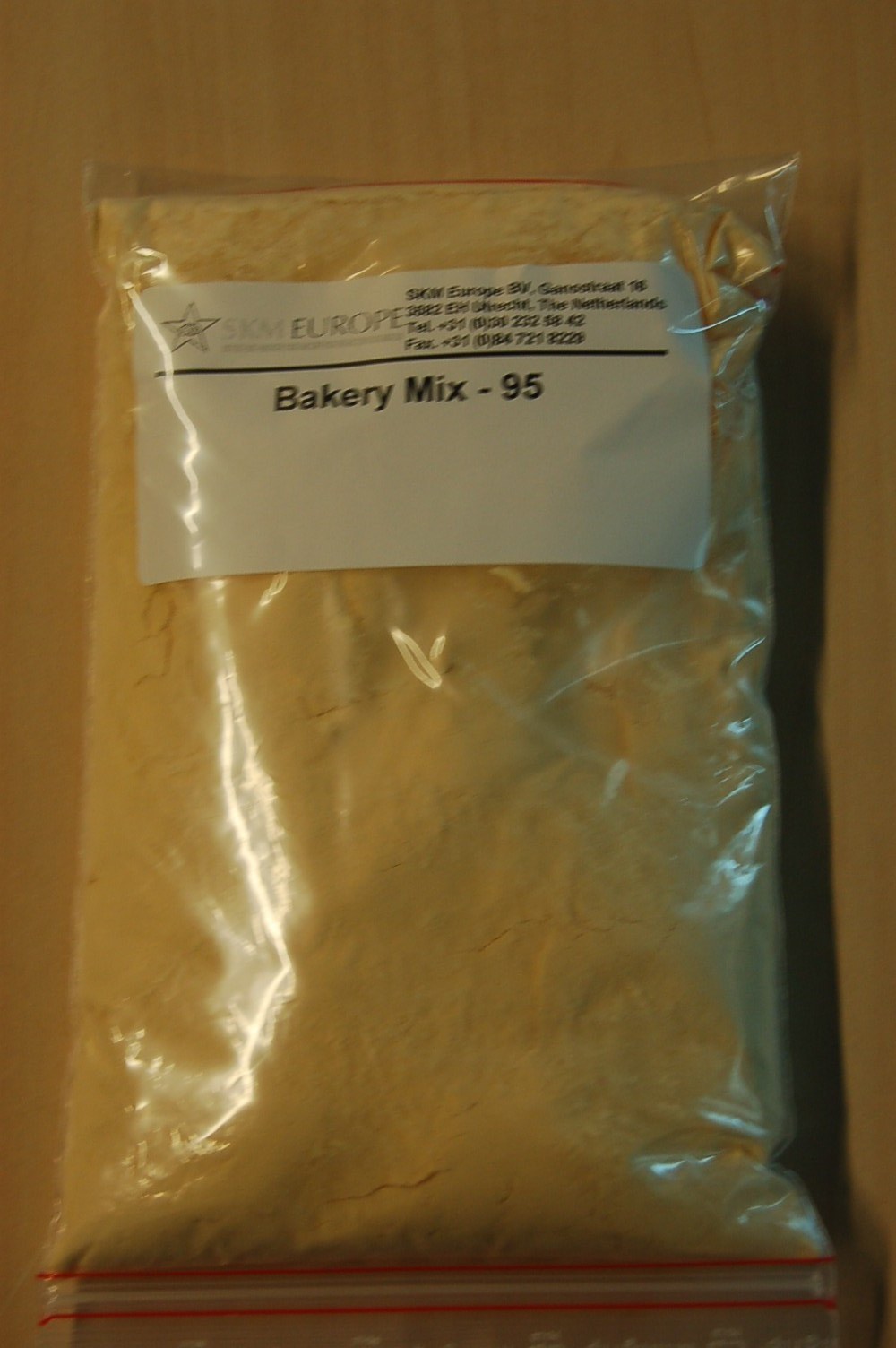 Een geel poeder, geschikt voor menselijke consumptie, zijnde een ingrediëntenmix voor de bereiding van  bakkerswaren met –volgens opgave- de volgende ingrediënten: 
- gefermenteerd kipheeleipoeder, glucose en siliciumdioxide. 
Voor wat betreft de indeling in de gecombineerde nomenclatuur bestaat het product uit vogeleieren uit de schaal, gedroogd, niet gedenatureerd, met toegevoegde suiker. 
De toevoeging van suiker en een geringe hoeveelheid silicium staat indeling in post 0408 van de gecombineerde nomenclatuur niet in de weg.