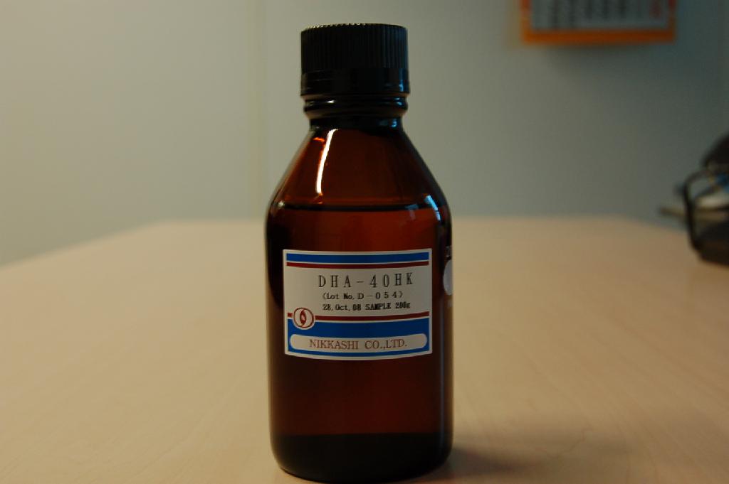 Een heldere gele vloeistof  zijnde een ander mengsel of bereiding van oliën of vetten, voor menselijke consumptie. Uit de bevonden triglyceridensamenstelling (GLC) blijkt dat het product geen vetzure esters bevat, maar bestaat uit di- en triglyceriden. Het enzymatisch verrijken is een bewerking waarmee de oorspronkelijke triglyceridenstructuur wordt aangetast. Indeling onder post 1504 van de gecombineerde nomenclatuur is daarom niet mogelijk.