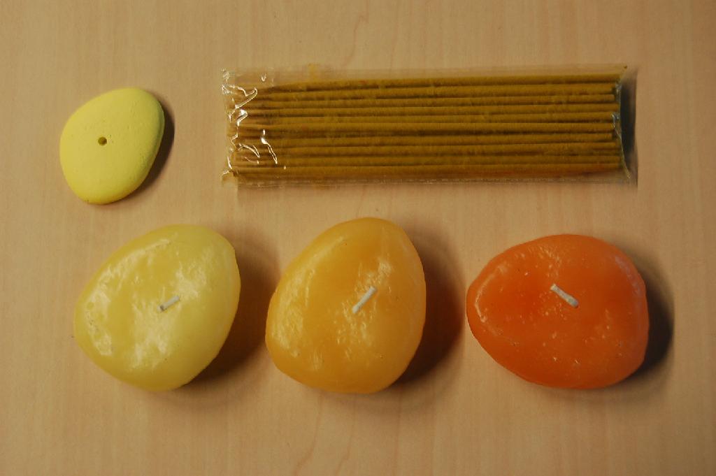 Een assortiment voor het parfumeren van ruimtes en het neutraliseren van geuren in vertrekken, bestaande uit de volgende items:
- een houdertje van gips, voorzien van een gaatje om een reukstokje in te plaatsen;
- een zakje met 30 stuks wierrook stokjes;
- drie geurkaarsjes.
Het wezenlijk karakter wordt bepaald door de items die de geur verspreiden in een vertrek. Alle items zijn verpakt in een kartonnen doosje met een transparant kunststof deksel, gereed voor de verkoop in het klein.