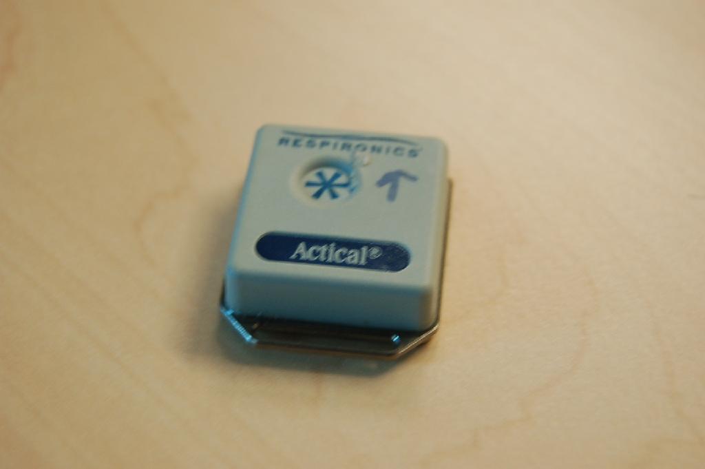 Een draagbaar elektronisch apparaat voor het meten en weergeven van de activiteiten gedurende de dag, waarbij de resultaten zichtbaar kunnen worden gemaakt via een lezer (niet bijgesloten bij deze BTI) die moet worden aangesloten op een automatisch gegevensverwerkende machine. Het apparaat is ondermeer voorzien van de volgende uiterlijke en technische kenmerken:
- een behuizing van polyurethaan, polyester en titanium achterplaat 
  waarin twee gleuven zijn aangebracht voor het vastmaken van een 
  polsband;
- een afdekplaatje van titanium vastgezet met vier schroeven op de achterplaat;
- een accelerometer of versnellingsmeter;
- een intern "flash" geheugen van 64 KB;
- een lithium knoopcelbatterij CR2025;
- een gewicht van 15 gram.
Het apparaat is opgemaakt voor de verkoop in het klein en wordt tezamen aangeboden met een polsband van nylon. De kenmerkende hoofdfunctie van het geheel wordt bepaald door de accelerometer.