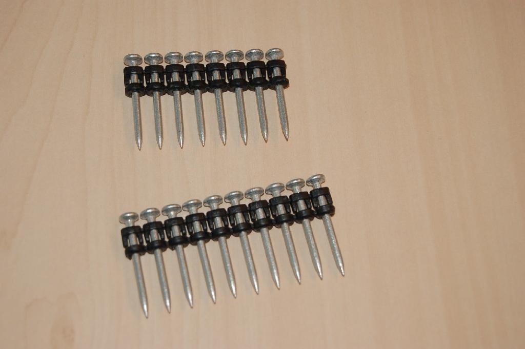 Draadnagels van ijzer of staal, voorzien van een kop met een lengte van ongeveer 3,5 cm. De nagels zijn met elkaar verbonden door middel van een strip van kunststof (magazijn) ten behoeve van het plaatsen in een spijkerpistool.