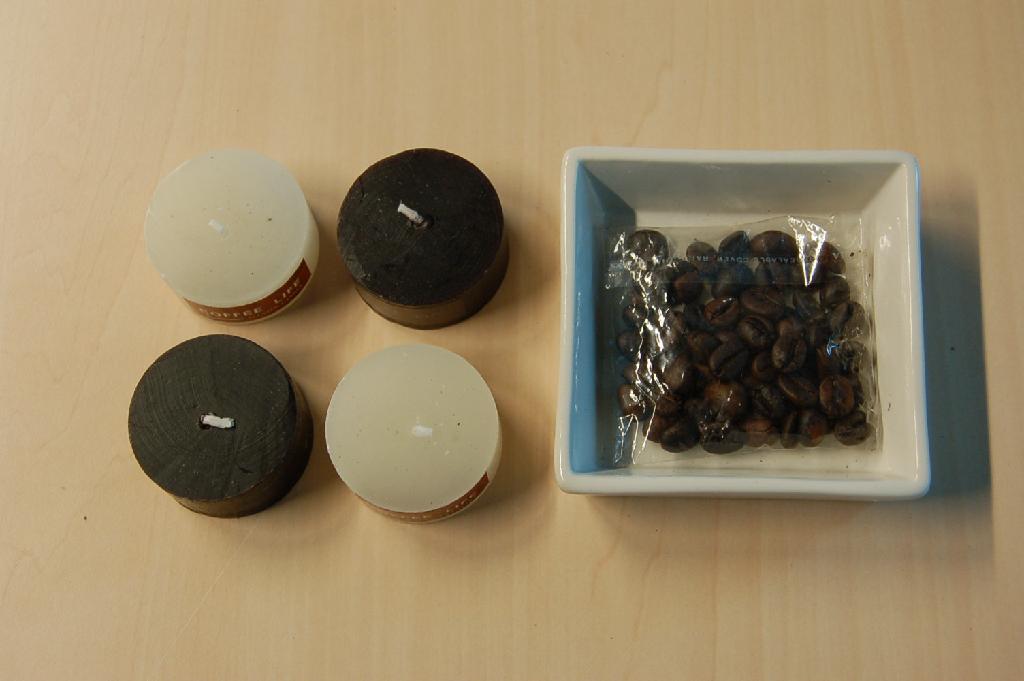 Koffiebonen met onder meer de volgende kenmerken:
- gebrand;
- in de vorm van halve bonen;
- een gewicht van ongeveer 23 gram;
- verpakt in een doorzichtig zakje van kunststof.
De koffiebonen zijn verpakt als set in een rechthoekig doosje, gereed voor de verkoop in het klein en worden tezamen aangeboden met een schaaltje van keramische stof en een viertal kaarsen waarvoor separaat BTI’s zijn afgegeven met respectievelijk de referentienummers NL RTD-2009-000086 en NL-RTD-2009-000304.