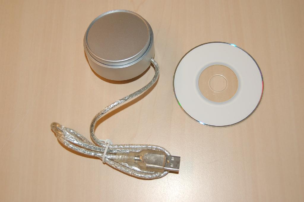 Een zogenoemde energiebespaarder bestaande uit ondermeer de volgende uiterlijke en technische kenmerken:
- een vaste datacommunicatiekabel van ongeveer 85 cm met USB 
  connector (USB kabel);
- een stroomonderbreker opgenomen in een behuizing van kunststof met 
  drukknop of bedieningsschakelaar, aan de achterzijde voorzien 
  van een zuignap.
Het apparaat moet met behulp van een USB worden aangesloten op een automatisch gegevensverwerkende machine, waarbij na installatie van de meegeleverde software de computer met een druk op de knop op de spaarstand kan worden gezet. Het apparaat is te onderkennen als een onderbreker van stroom van minder dan 1000 V werkend met een schakelaar voorzien van een vaste USB kabel. Het apparaat wordt tezamen aangeboden met installatiesoftware en een gebruiksaanwijzing.