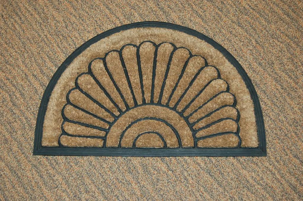 Een deurmat van kokosvezels met ondermeer de volgende kenmerken:
- halfrond van vorm;
- met maximale afmetingen van ongeveer (LxBxH) 60 x 40 x 2 cm.;
- met een onderlaag van rubber met een hoogte van ongeveer 7 mm.;
- met een bovenlaag van kokosvezels die, in een siermotief, rechtstreeks verticaal in de rubber onderlaag       zijn verzonken.
De mat ontleent zijn wezenlijk karakter aan de rubber onderlaag in verband met feit dat door de rechterlijke uitspraak de mat als een "buitenmat" moet worden aangemerkt.