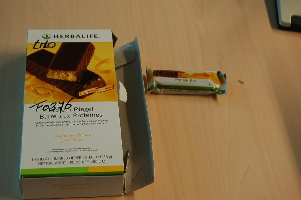 Een proteïnereep met citrus-lemonsmaak, gevuld met een mengsel van verschillende ingrediënten, opgemaakt voor de verkoop in het klein, per 14 stuks verpakt in een kartonnen doos. De reep, bevat 
-volgens opgave- onder andere de volgende ingrediënten: 
- melkchocolade;
- melkeiwitten;
- fructosesiroop;
- glucosesiroop;
- dextrose;
- gedroogd kippeneiwit;
- vitamines.