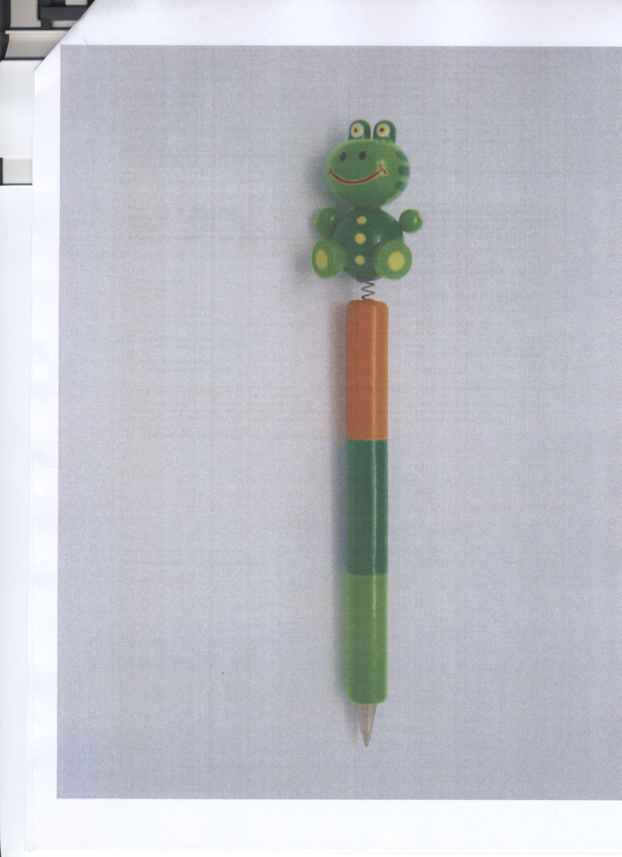 Een balpen van hout, zonder navulling, aan de bovenzijde voorzien van een afbeelding van een dierfiguur van kunststof aangebracht op een veer van onedel metaal.