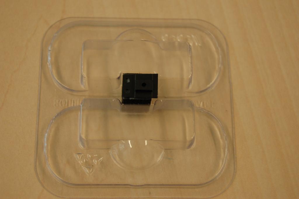 Een zogenoemde kristaloscillator, zijnde een SMD (Surface Mounted Device) bestemd om te worden aangebracht op een elektronische assemblage of printplaat van een modem, om te worden gebruikt als een klokfrequentie voor de microprocessor. Het apparaat bestaat uit een kwartskristal van piëzo-elektrisch materiaal in een behuizing van onedel metaal en keramiek voor het genereren van een stabiele frequentie.