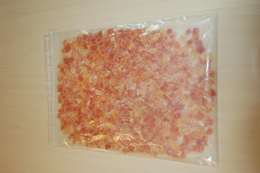 Vruchten, zijnde gedroogde in kleine stukjes gesneden papaja op andere wijze bereid of verduurzaamd met ondermeer de volgende kenmerken:
- stukjes van 1 x 1 cm;
- bevat geen alcohol;
- bevat toegevoegde suikers;
Het product wordt aangeboden in een verpakking met een netto inhoud van meer dan 1 kg.