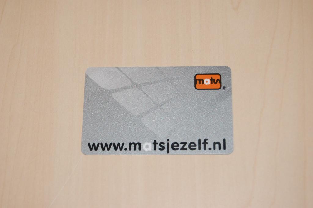 Een gelamineerde kadokaart, zijnde een zogenoemde kaart van kunststof voorzien van een magnetische strip. De kaart is in de vorm van een rechthoekige creditcard met afgeronde hoeken voorzien van een logo, waarbij op de magneetstrip informatie of gegevens kunnen worden opgenomen. De kaart is een magnetische drager die niet voorzien is van een flashgeheugen en bevat nog geen gegevens.