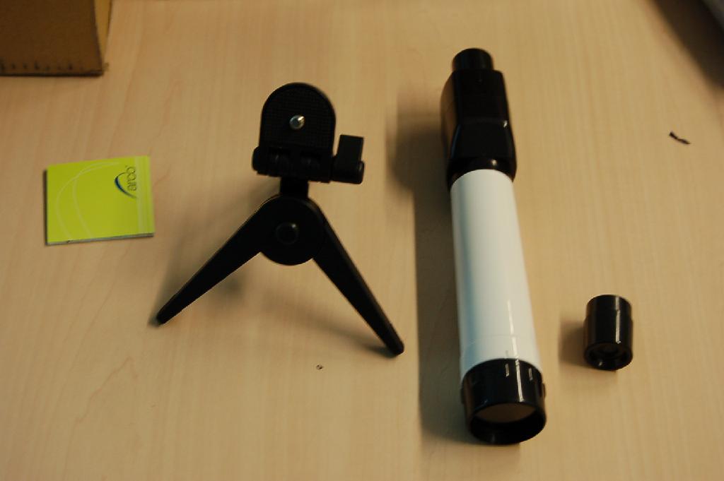 Een telescoop met ondermeer de volgende kenmerken:
- kunststof behuizing;
- afmeting 20 cm & 30 x 30 mm; 
- 2 lenzen (20x en 30x).
De goederen worden aangeboden in een voorgevormd kunststof omhulsel en verpakt in een kartonnen doos, gereed voor de verkoop in het klein. De telescoop wordt tezamen aangeboden met een statief van kunststof.