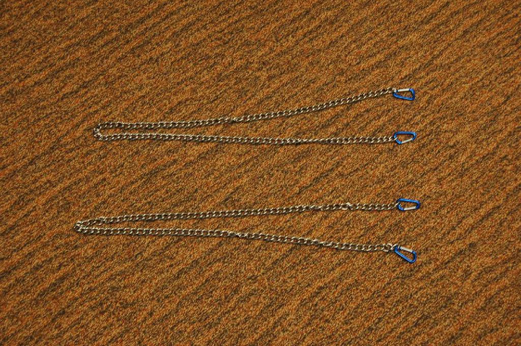Een ketting van onedel metaal (ijzer), met ondermeer de volgende kenmerken:
- in elkaar grijpende schakels;
- niet gelast;
- met een lengte van ongeveer 105 cm (zonder eindstukken);
- aan beide uiteinden voorzien van een musketonhaak met een veermechanisme. 
De kettingen zijn bedoeld voor het ophangen van armaturen voor lampen en zijn per set, van 2, verpakt in een kunststof zakje.

Zie de BTI met referentie nummer NL-RTD-2009-000778.