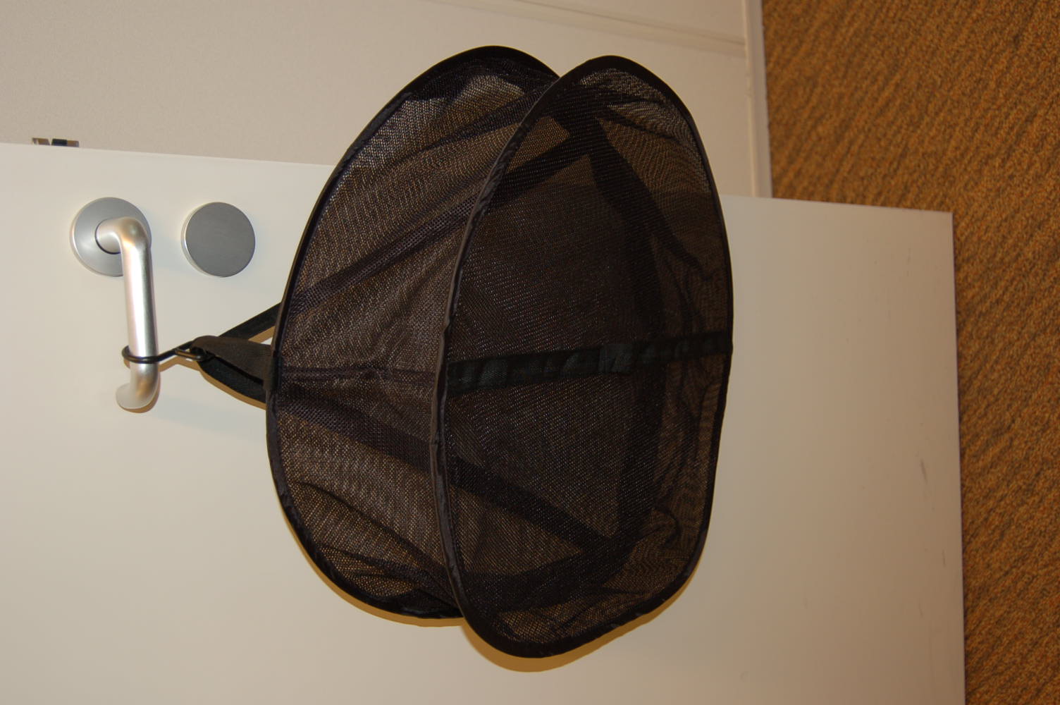 Een geconfectioneerd artikel in de vorm van een net met ondermeer de volgende kenmerken:
- vervaardigd van een haakwerk van synthetische garens;
- een ronde vorm met een diameter van ongeveer 45 cm;  
- een hoogte van ongeveer 14 cm;
- aan de bovenzijde voorzien van banden van textiel met een kunststof haak;
- voorzien van een ritssluiting.
Het artikel wordt gebruikt voor het opbergen en transporteren van diverse artikelen in een zogenoemde "darkroom". 

Zie de BTI met referentie nummer NL-RTD-2009-000778.