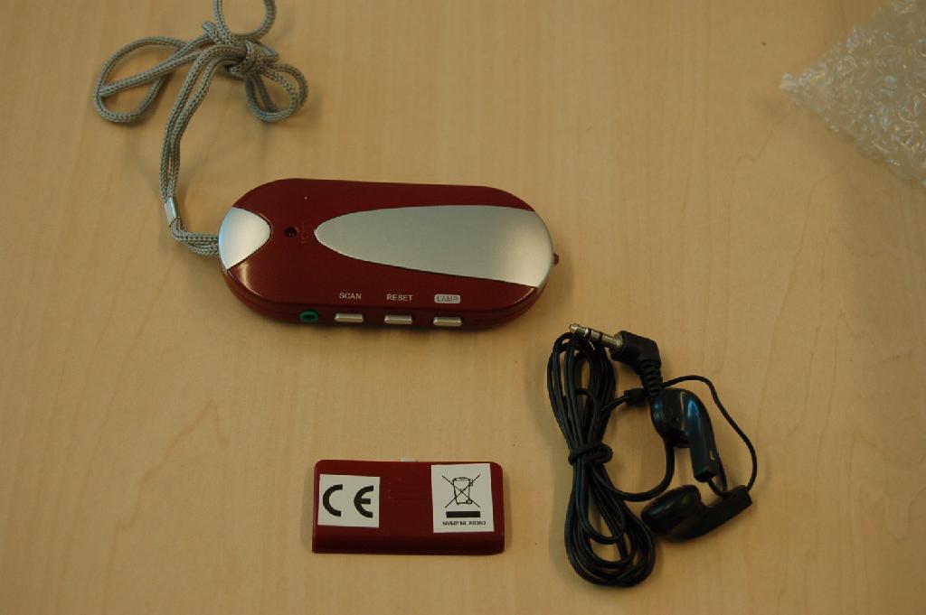 Een samengesteld artikel bestaande uit een ontvangsttoestel voor radio-omroep en een lampje met ondermeer de volgende kenmerken:
- FM ontvanger;
- Elektronische tuning;
- Automatische scanfunctie;
- Frequentiebereik van FM 88-108 Mhz;
- Weerstand van 32 Ohm;
- Uitgangsstroomsterkte van 20 MW;
- Voorzien van een nekkoord.
De kenmerkende hoofdfunctie van het samengesteld artikel wordt bepaald door het ontvangsttoestel voor radio-omroep. Het apparaat wordt tezamen aangeboden met een oortelefoon en een gebruiksaanwijzing en is verpakt in een doosje.