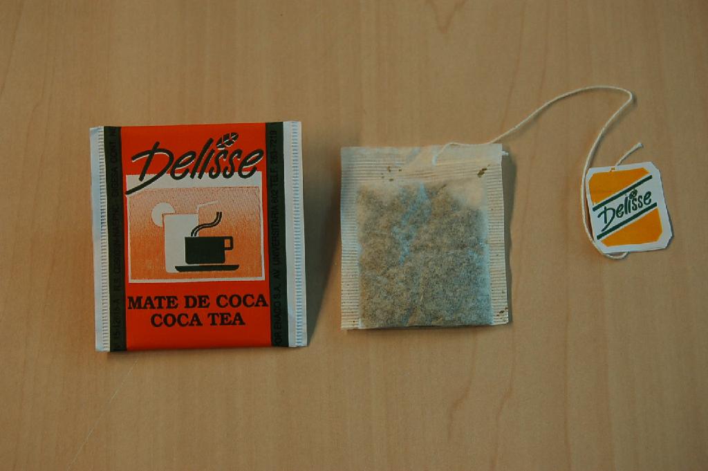 Zogenaamde kruidenthee van cocabladeren opgemaakt als theezakje bevattende ondermeer de volgende ingrediënten:
- calcium;
- fosfor;
- magnesium;
- zink;
- sodium.
De thee is opgemaakt voor de verkoop in het klein en wordt aangeboden per 20 zakjes of per 100 zakjes in dozen van karton.