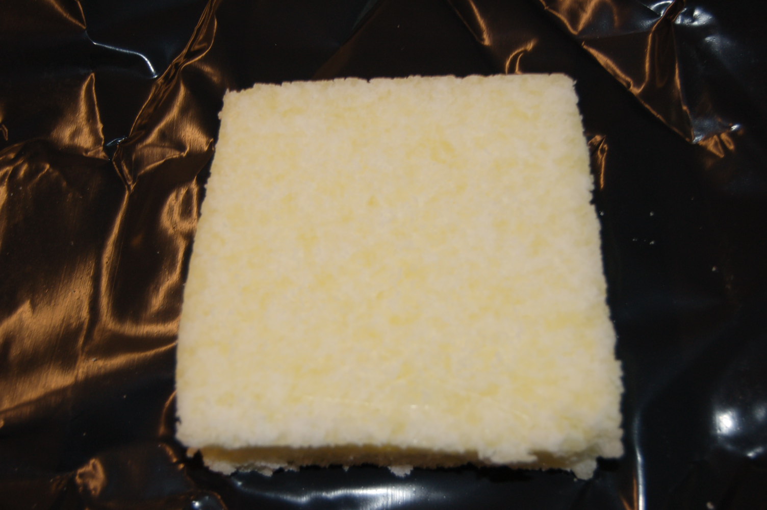 Een lichtgeel blok van rubber volgens opgave bestaande uit een ethyleen-propyleen-dieen (niet geconjugeerd) rubber (EPDM). Het product is te onderkennen als synthetische rubber zoals bedoeld bij hoofdstuk 40. Het product wordt aangeboden in dozen van karton inhoudende 25 kg.