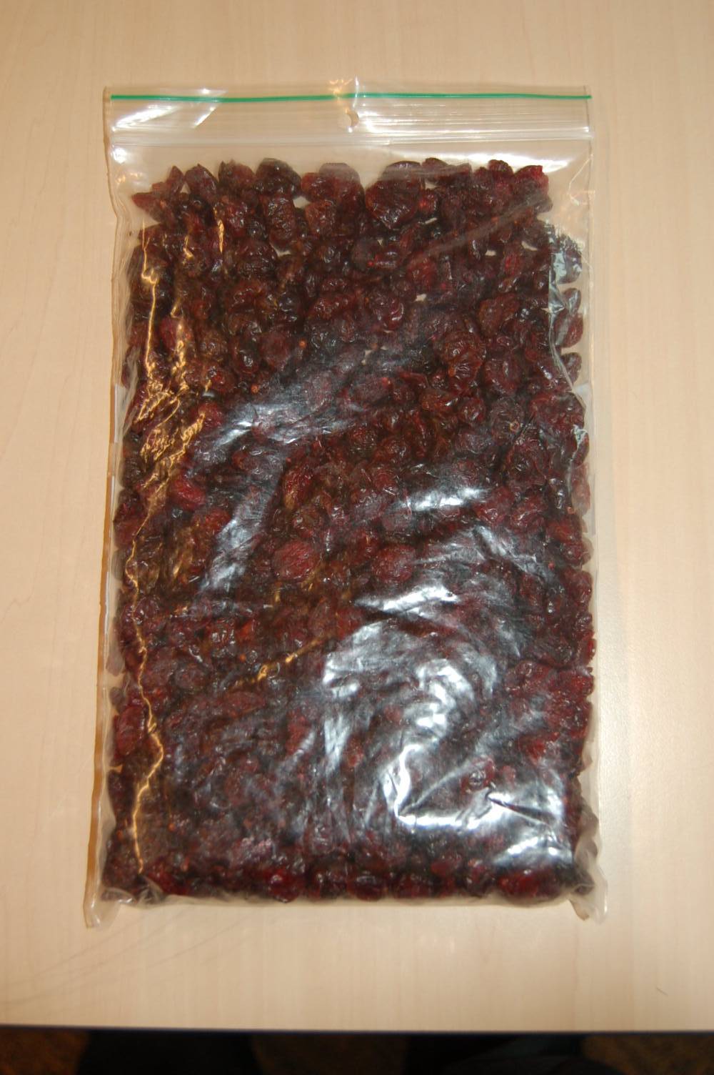 Cranberry’s op andere wijze bereid of verduurzaamd, geen alcohol, met toegevoegde suiker in een verpakking met een netto inhoud van meer dan 1 kg.
Het gehalte aan toegevoegde suiker bedraagt: 60,9%.
De cranberry’s hebben een behandeling ondergaan waarbij het suikergehalte is verhoogd. Hierdoor is de oorspronkelijke smaak en dus het karakter gewijzigd en is indeling onder hoofdstuk 8 van de gecombineerde nomenclatuur niet meer mogelijk.