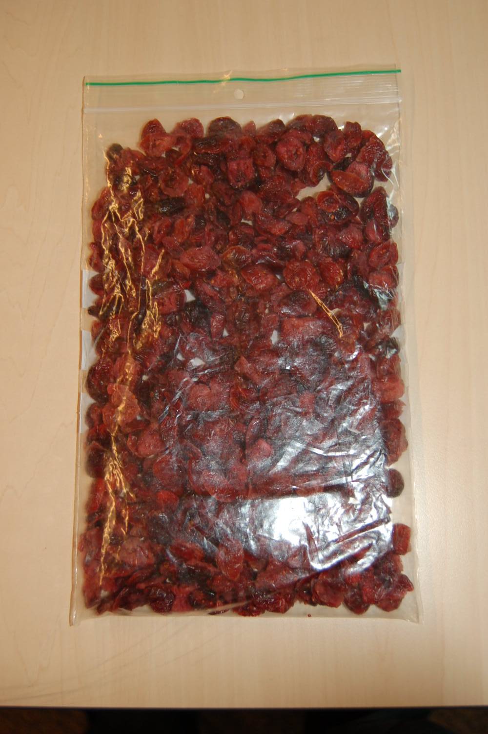 Cranberry’s op andere wijze bereid of verduurzaamd, geen alcohol, met toegevoegde suiker in een verpakking met een netto inhoud van meer dan 1 kg.
Het gehalte aan toegevoegde suiker bedraagt: 61,4%.
De cranberry’s hebben een behandeling ondergaan waarbij het suikergehalte is verhoogd. Hierdoor is de oorspronkelijke smaak en dus het karakter gewijzigd en is indeling onder hoofdstuk 8 van de gecombineerde nomenclatuur niet meer mogelijk.