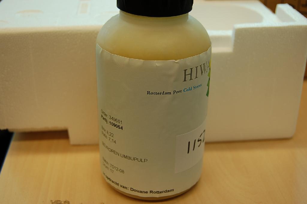 Bevroren umbupulp van vruchten op andere wijze bereid of verduurzaamd, geen alcohol bevattend, zonder toegevoegde suiker. Het product is niet opgemaakt voor de verkoop in het klein, maar is verpakt in stalen vaten. 
De umbupulp heeft een zodanige bereiding ondergaan dat er geen peroxidase activiteit meer is. Hierdoor is indeling in hoofdstuk 8 van de gecombineerde nomenclatuur niet mogelijk.
