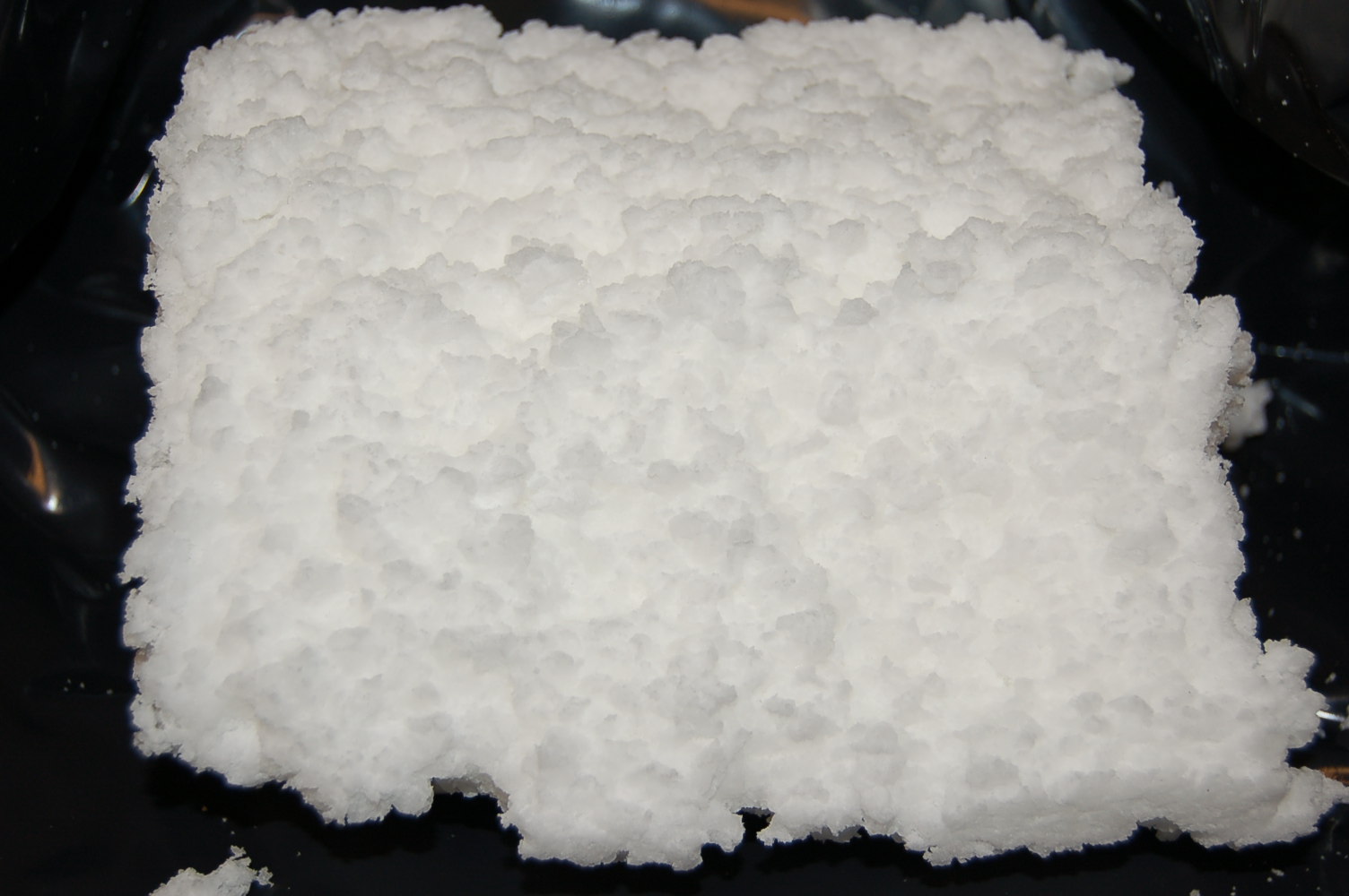 Een blok wit rubber volgens opgave bestaande uit een ethyleen-propyleen-dieen elastomeer. Het product is te onderkennen als synthetische rubber zoals bedoeld bij hoofdstuk 40. Het product wordt aangeboden in dozen van karton inhoudende 25 kg.