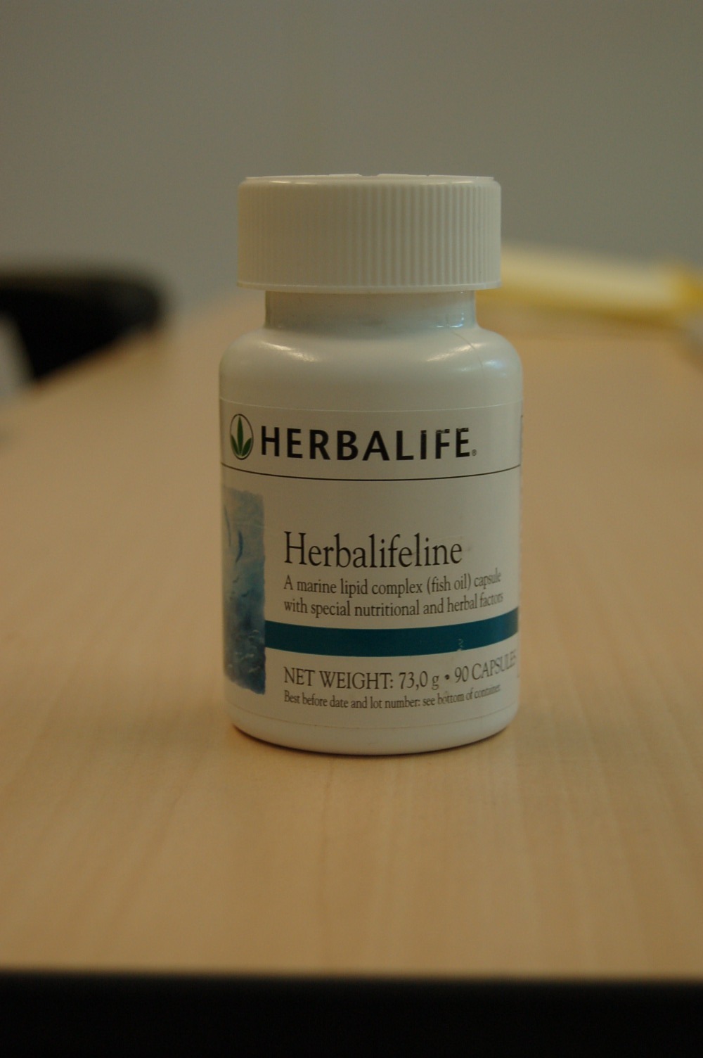 Een voedingssupplement, zijnde een mengsel en bereiding van oliën of vetten voor menselijke consumptie in de vorm van een langwerpige softgel capsule inhoudende een lichtgele vloeistof met ondermeer de volgende ingrediënten:
- visolie;
- tijmolie;
- pepermuntolie;
- kruidnagelolie.
De capsules zijn opgemaakt voor de verkoop in het klein en worden per 90 stuks aangeboden in een potje van kunststof met schroefdopsluiting.