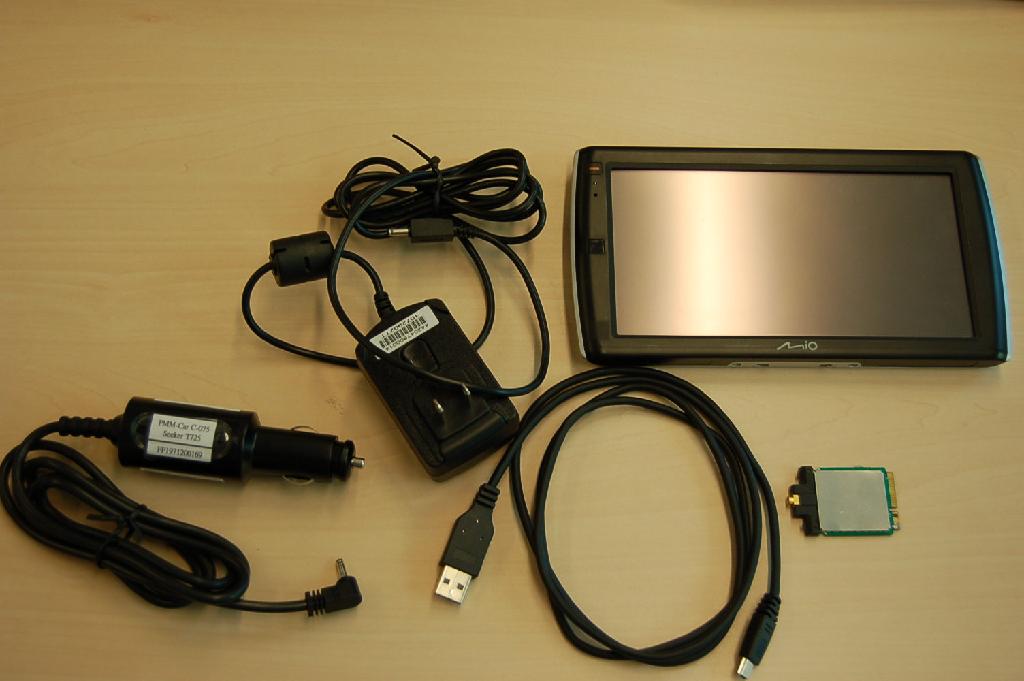 Een draagbaar multimedia apparaat, voorzien van ondermeer de volgende uiterlijke en technische kenmerken:
- een separaat DVB-T ontvangtoestel voor televisie in de vorm van 
  een elektronische assemblage voorzien van een antenne om aan te 
  brengen in het speciale vakje op de achterzijde van het apparaat;
- een GPS navigatie ontvangsysteem;
- een ingebouwd Windows CE 6.0 systeem werkend met een SiRFprima 600
  MHz microprocessor, als een niet vrij programeerbare PDA, voor het 
  weergeven van ondermeer video, muziek en data;
- een 7 inch LCD touchscreen met een resolutie van 800x480, een
  versterker, een luidspreker, een microfoon, een FM radio, een 
  infrarood ontvangtoestel en een herlaadbare Lithium batterij.
- een intern flashgeheugen voor opslag van 2 GB;
- een micro SD geheugenkaartlezer, een antenne, een USB- en een 
  oortelefoon aansluiting.
- een uitsparing bestemd om aan te sluiten op een houder.
Het toestel wordt tezamen aangeboden met een adapter, benodigde bekabeling en installatiesoftware. Noch het ontvangtoestel voor televisie noch het ontvangtoestel voor radionavigatie geeft aan het geheel een kenmerkende hoofdfunctie.