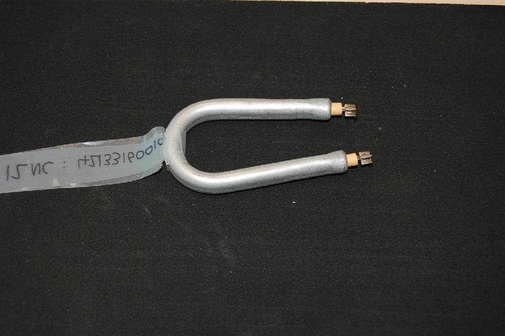 Een verwarmingselement van onedel metaal aangebracht op een isolator van keramische stof en voorzien van twee metalen verbindingsstukken, bestemd om te worden ingebouwd in de bodem van een flessenwarmer van post GN 8516. De elektrische verwarmingsweerstand is niet te onderkennen als een deel van een flessenwarmer, maar is een apparaat met een eigen functie van GN 8516.